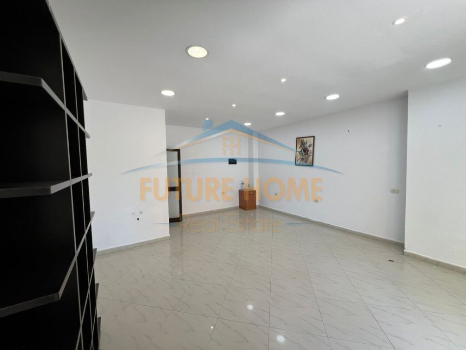 Tirane, jepet me qera ambjent biznesi Kati 0, 51 m² 300 € (Porcelan)