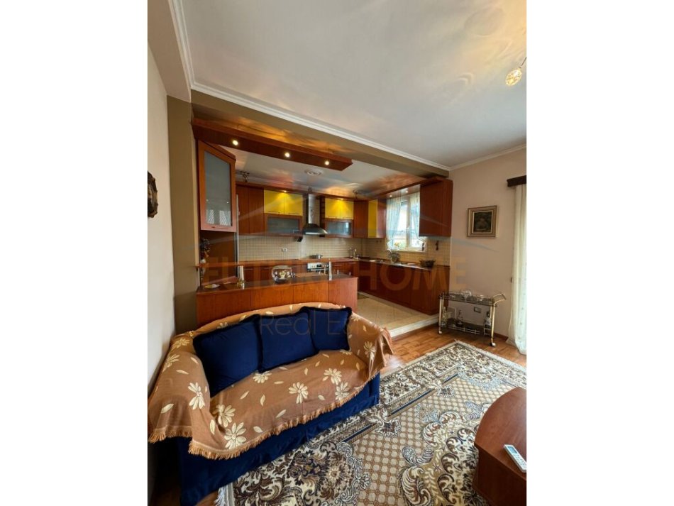 Tirane, jepet me qera apartament 2+1+Ballkon Kati 2, 160 m² 400 € (Shkoze)