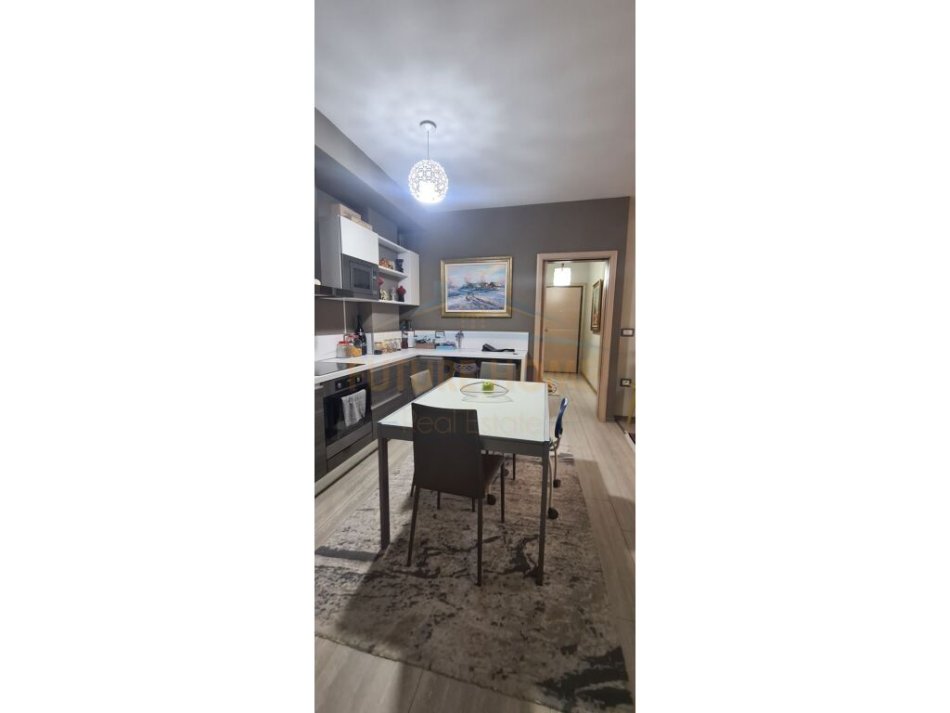 Tirane, shitet apartament 2+1 Kati 8, 89 m² 145.000 € (Unaza e Re)