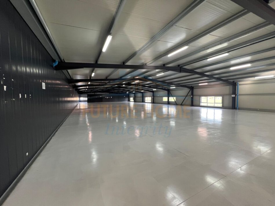 Tirane, jepet me qera ambjent biznesi Kati 0, 3.500 m² 9.000 € (Kamez)