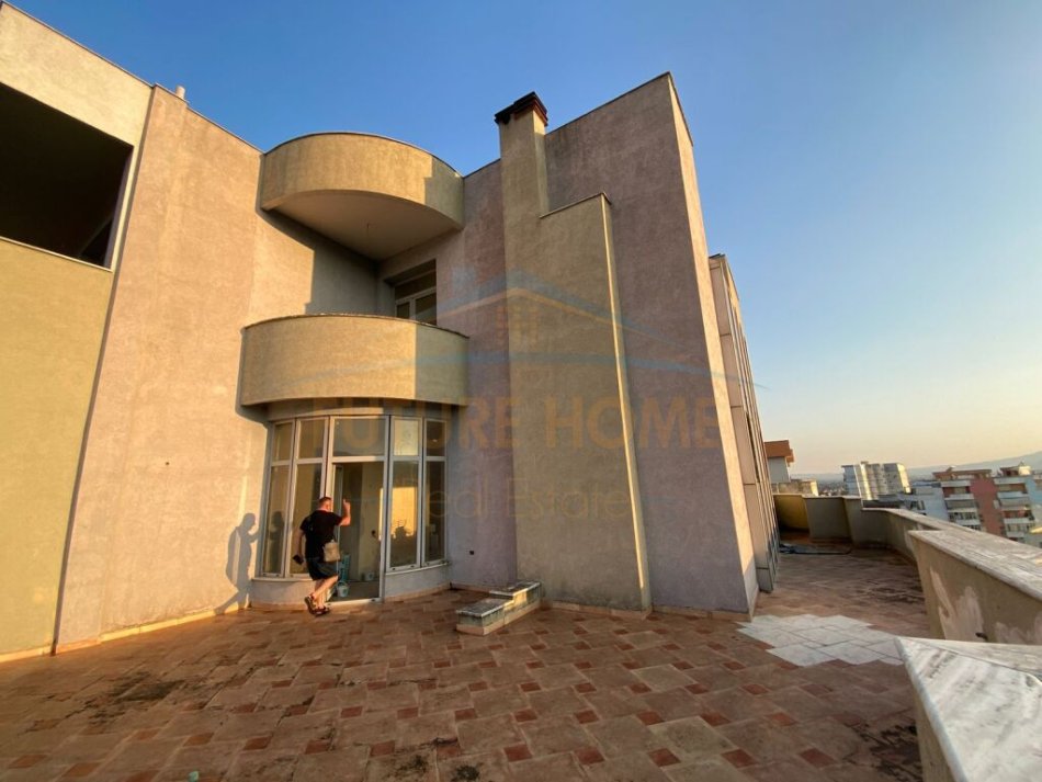 Elbasan, shitet apartament duplex Dublex , 591 m² 413.700 € (ELBASAN)
