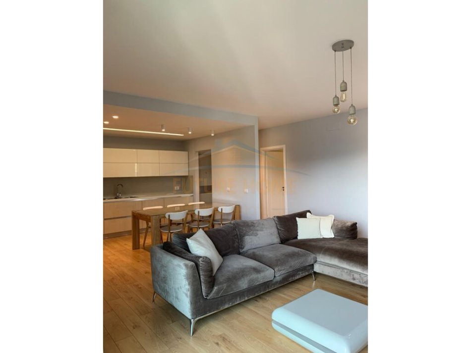 Tirane, jepet me qera apartament 2+1+Ballkon Kati 13, 120 m² 2.000 € (Air Albania)