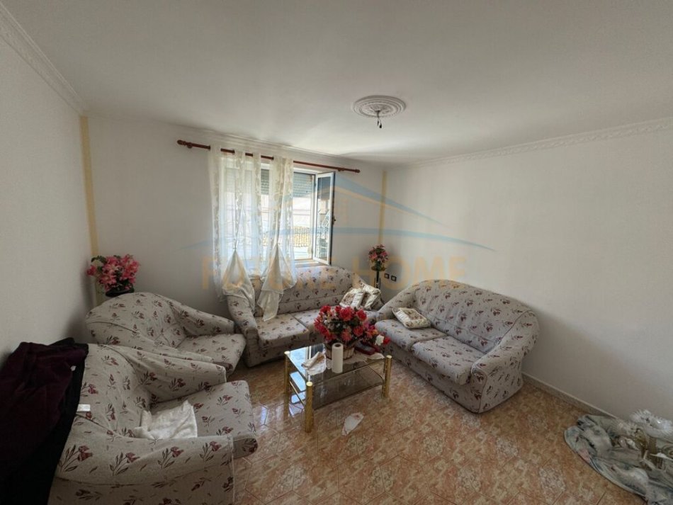 Durres, jepet me qera shtepi 2+1+Aneks+Ballkon Kati 0, 170 m² 350 € (Lagja e re)