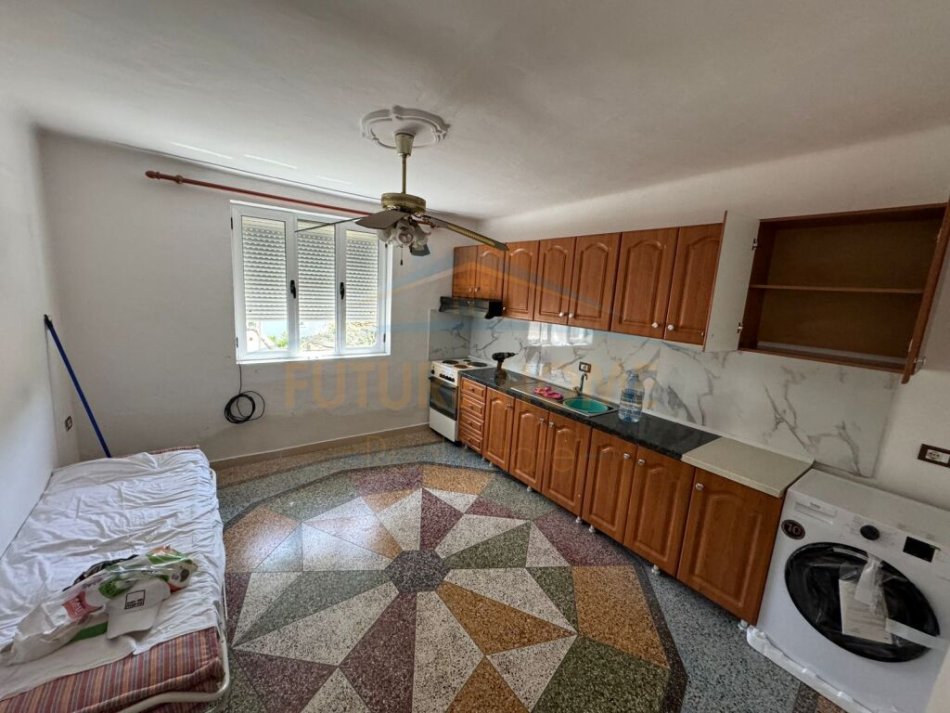 Durres, jepet me qera shtepi 2+1+Aneks+Ballkon Kati 0, 170 m² 350 € (Lagja e re)