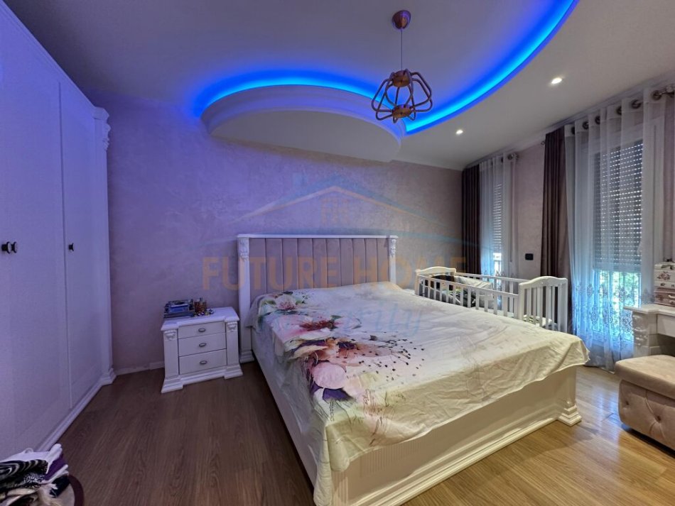 Tirane, jepet me qera apartament 2+1+Ballkon Kati 4, 104 m² 600 € (Ali Demi)