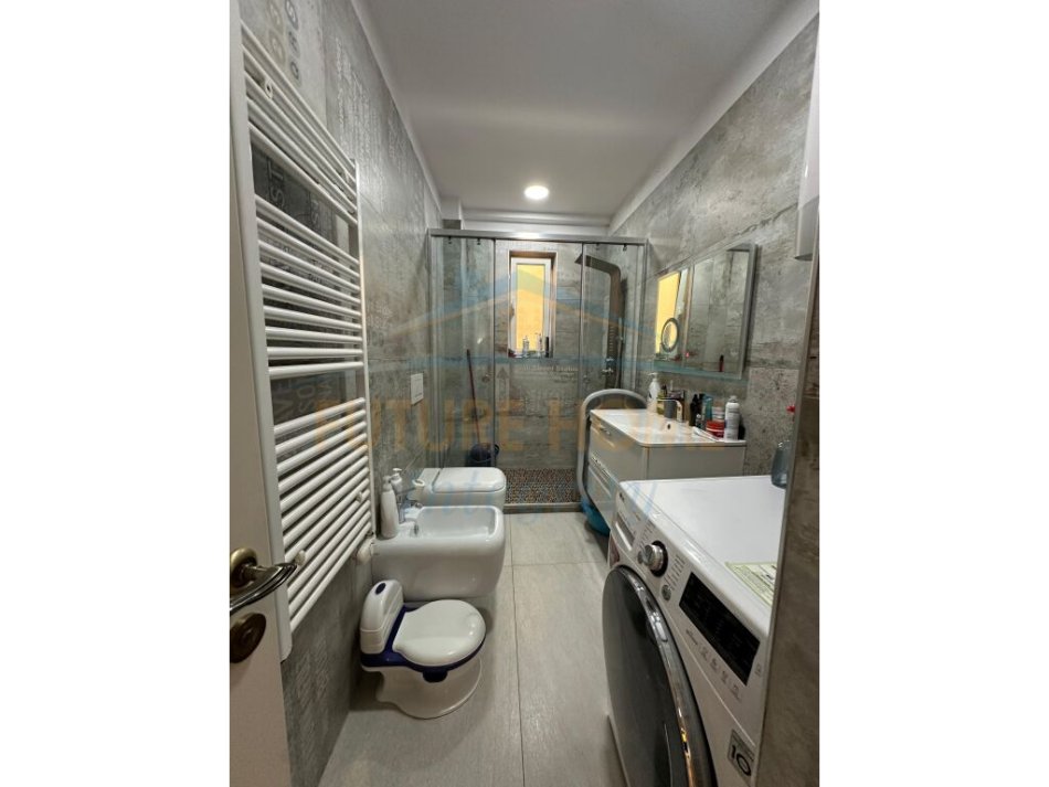 Tirane, jepet me qera apartament 2+1+Ballkon Kati 4, 104 m² 600 € (Ali Demi)
