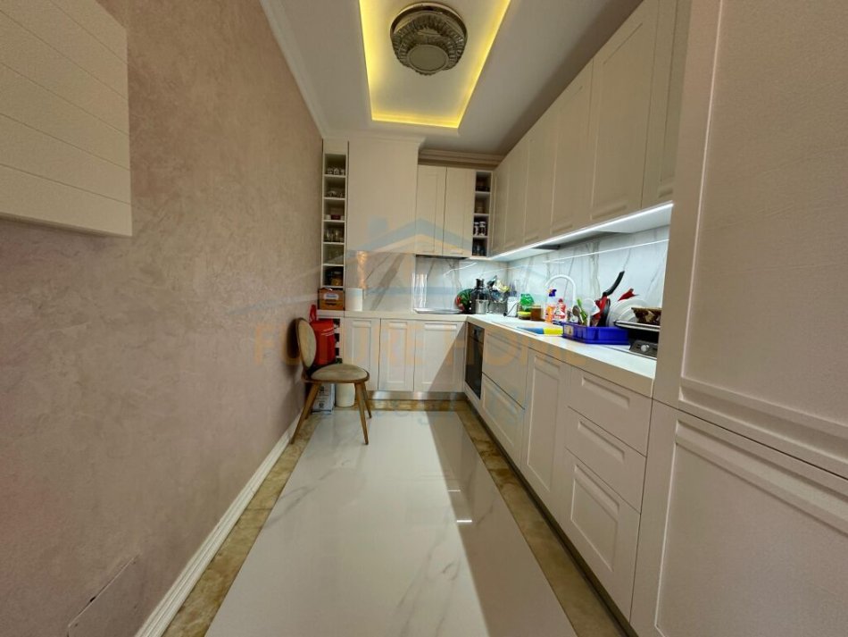 Tirane, jepet me qera apartament 2+1 Kati 4, 104 m² 600 € (Ali Demi)