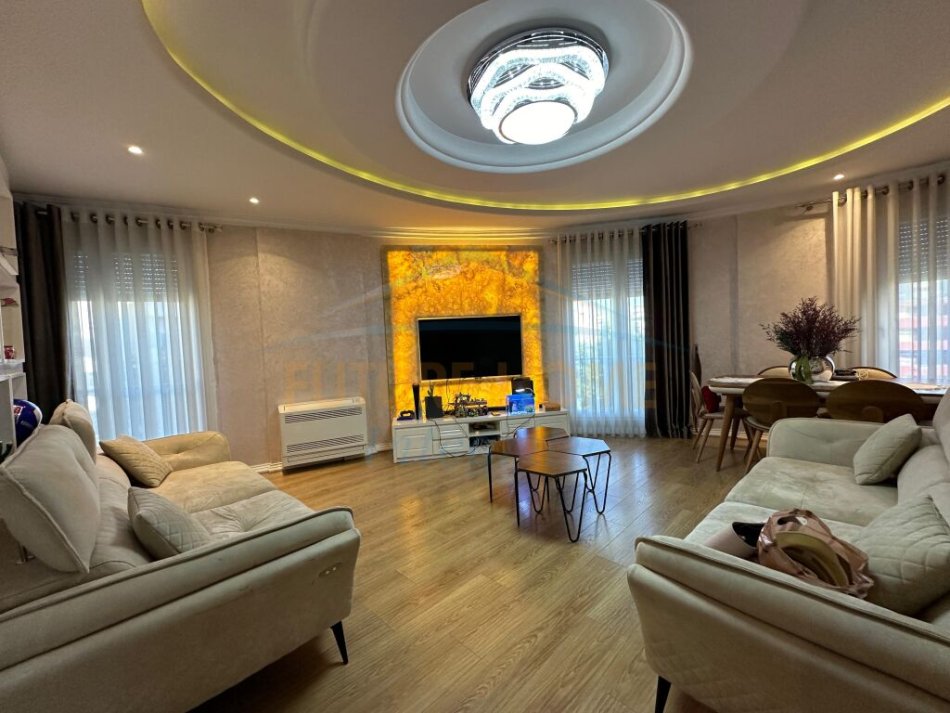 Tirane, jepet me qera apartament 2+1+Ballkon Kati 4, 104 m² 600 € (Ali Demi)