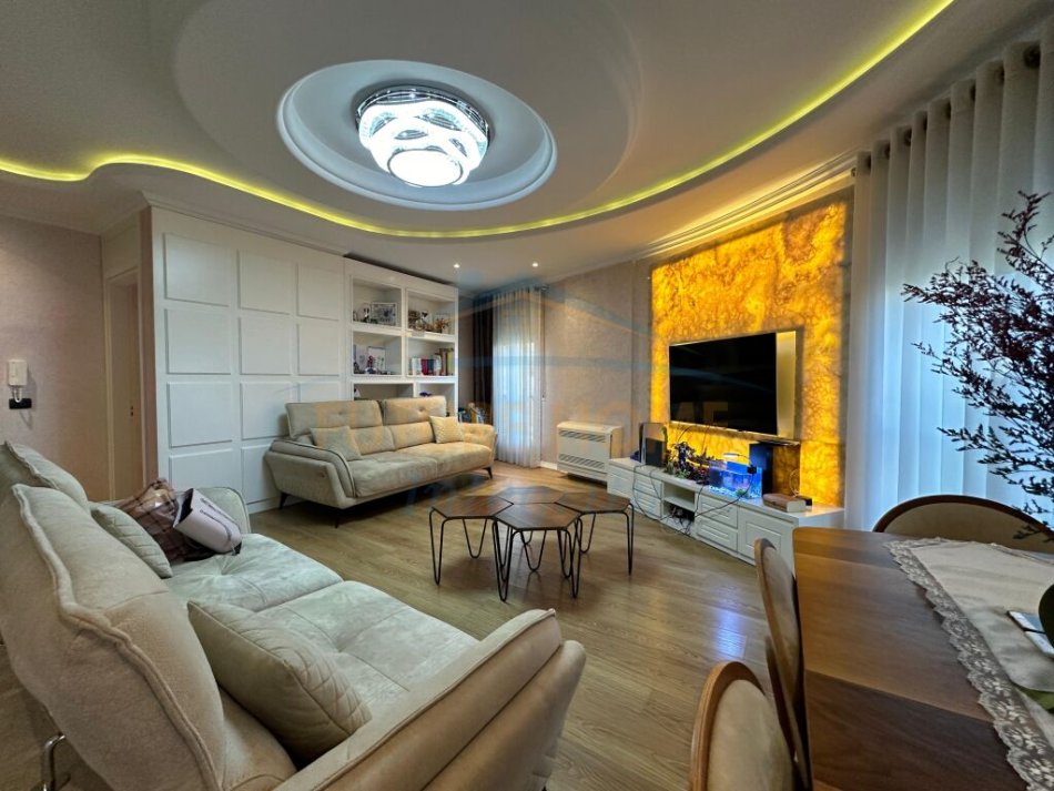 Tirane, jepet me qera apartament 2+1+Ballkon Kati 4, 104 m² 600 € (Ali Demi)