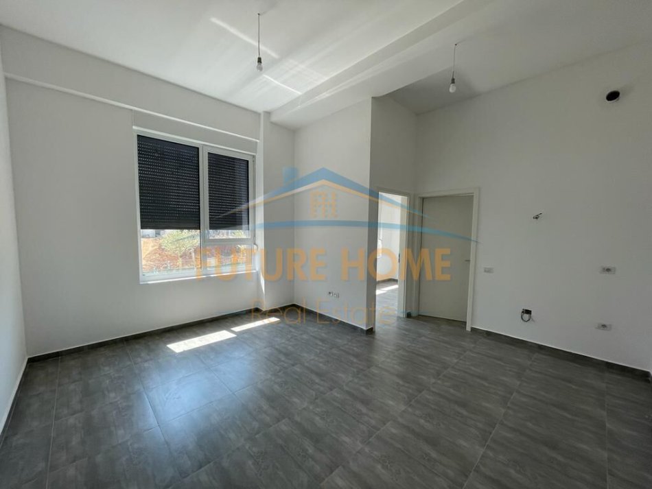 Tirane, jepet me qera zyre Kati 0, 77 m² 500 € (21 Dhjetori)