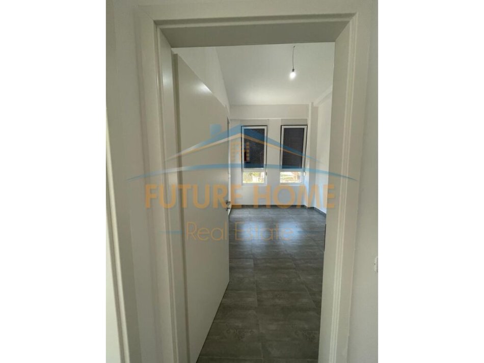 Tirane, jepet me qera zyre Kati 0, 77 m² 500 € (21 Dhjetori)