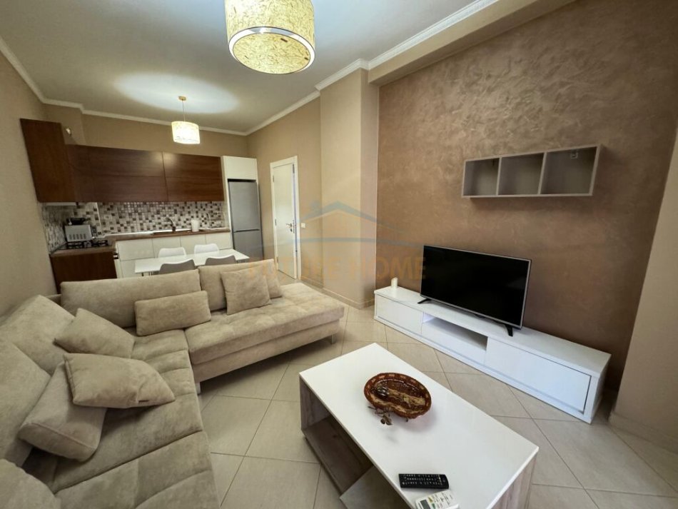 Tirane, jepet me qera apartament 1+1+Ballkon Kati 2, 80 m² 550 € (Komuna e Parisit)