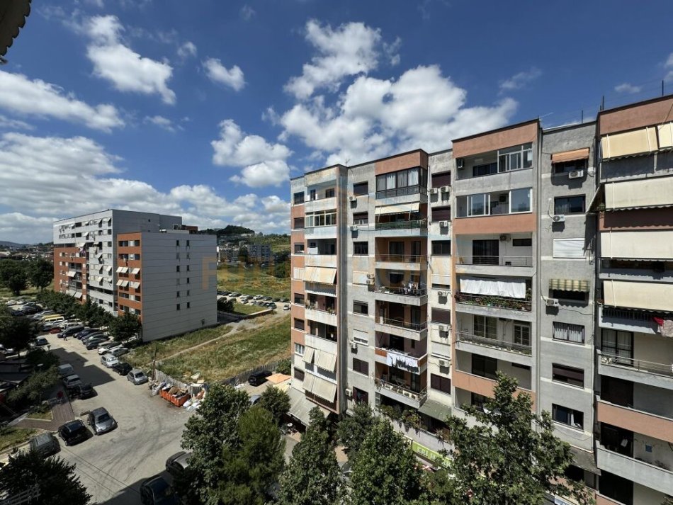 Tirane, qera apartament Kati 6, 100 m² (UNAZA E RE)