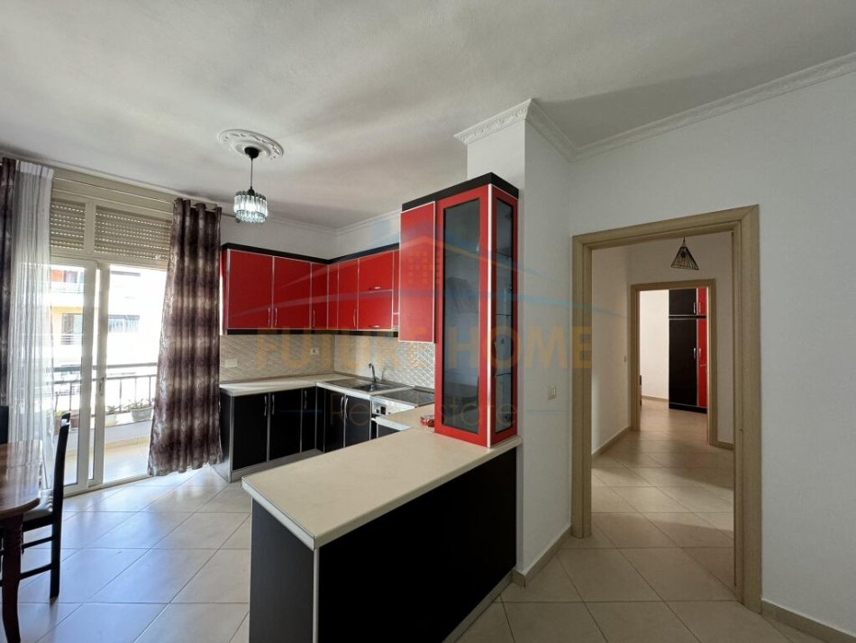 Tirane, qera apartament Kati 6, 100 m² (UNAZA E RE)