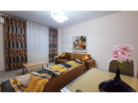 Tirane, jepet me qera apartament 1+1 Kati 2, 72 m² 600 € (Kopshti Botanik, Tirane, AREA42069)