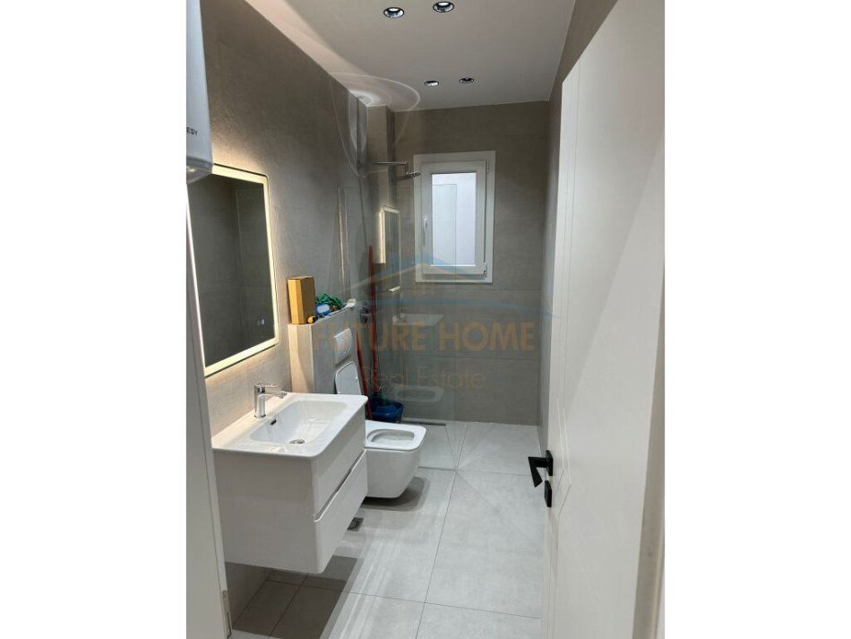 Tirane, jepet me qera apartament 2+1 Kati 4, 62 m² 800 € (Blloku)