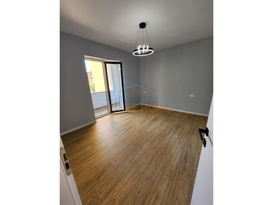Tirane, shitet apartament 2+1+Ballkon Kati 3, 80 m² 145.000 € (Stacioni i Trenit)