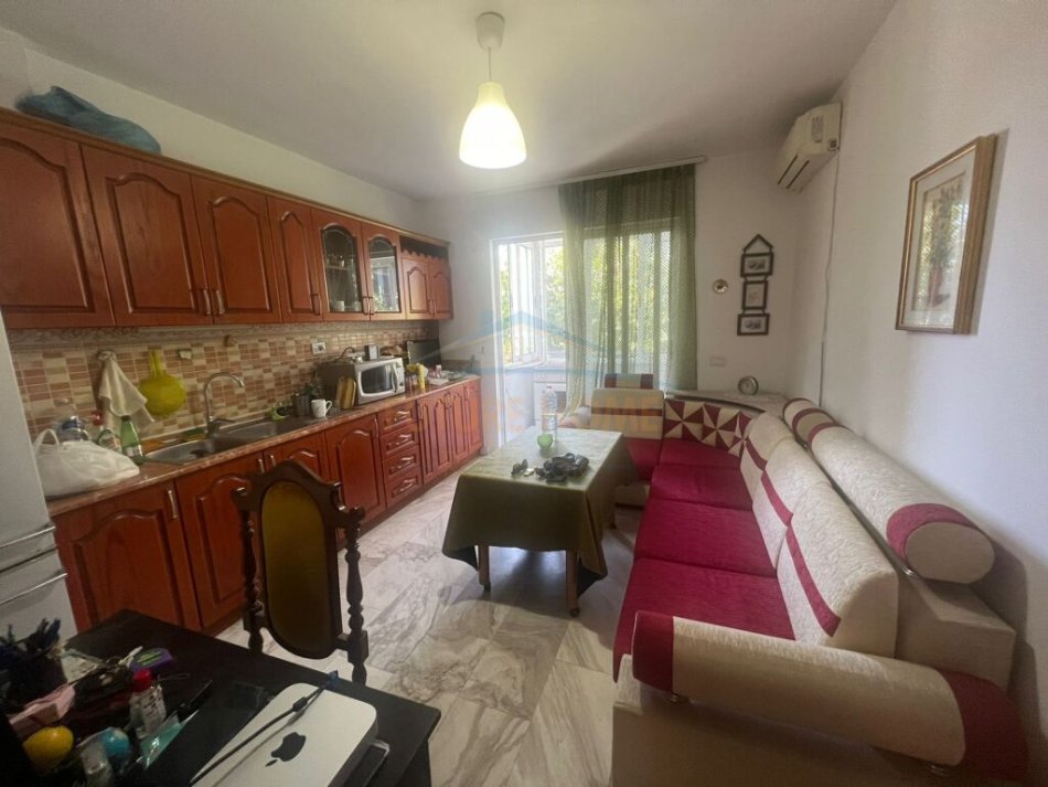 Tirane, shitet apartament 2+1+Ballkon Kati 5, 75 m² 185.000 € (Qender)