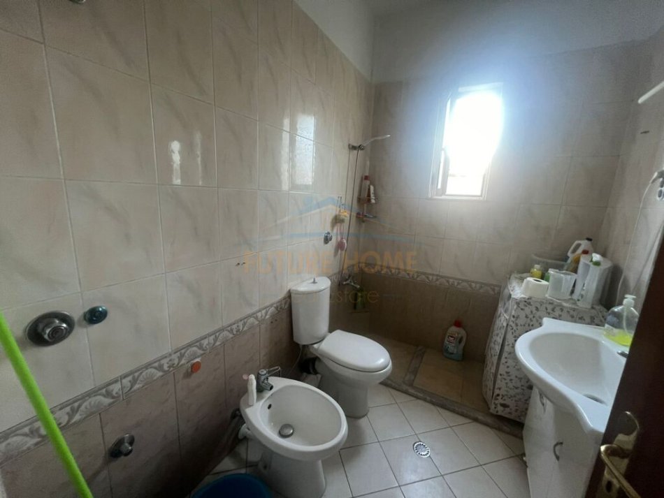 Tirane, shitet apartament 2+1+Ballkon Kati 5, 75 m² 185.000 € (Qender)