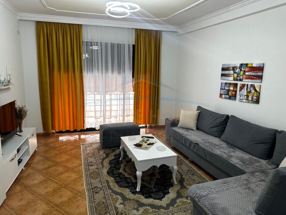 Tirane, jepet me qera 2+1+Ballkon Kati 2, 500 € (Fresk)
