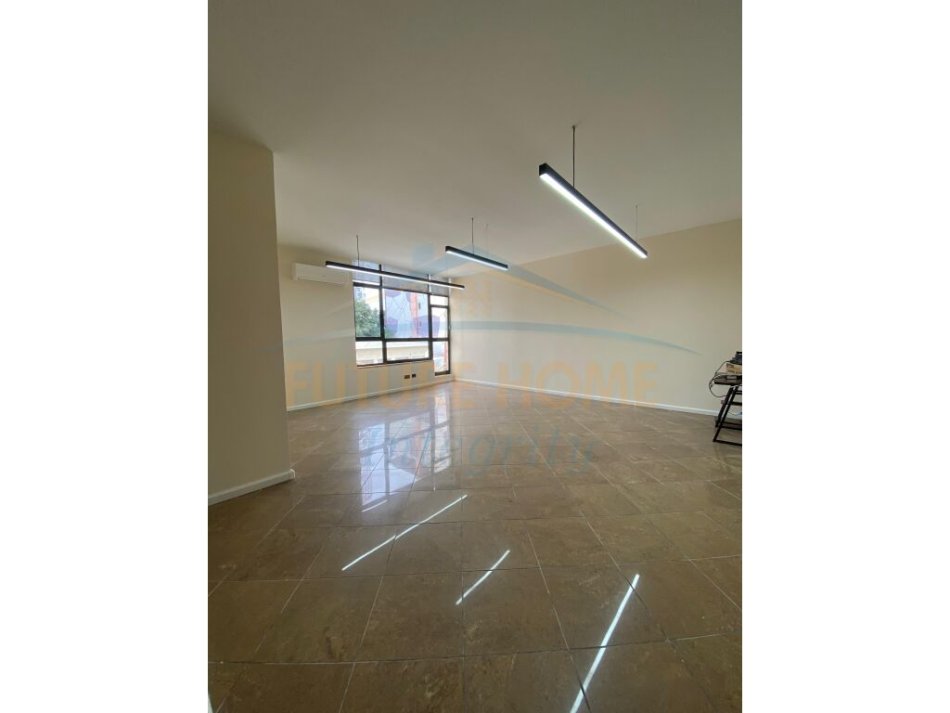 Tirane, jepet me qera ambjent biznesi Kati 2, 200 m² 4.500 € (Rruga e Ismail Qemali, RTSH)