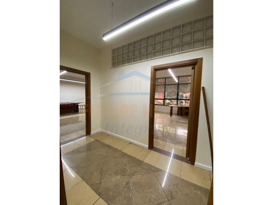 Tirane, jepet me qera ambjent biznesi Kati 2, 200 m² 4.500 € (Rruga e Ismail Qemali, RTSH)