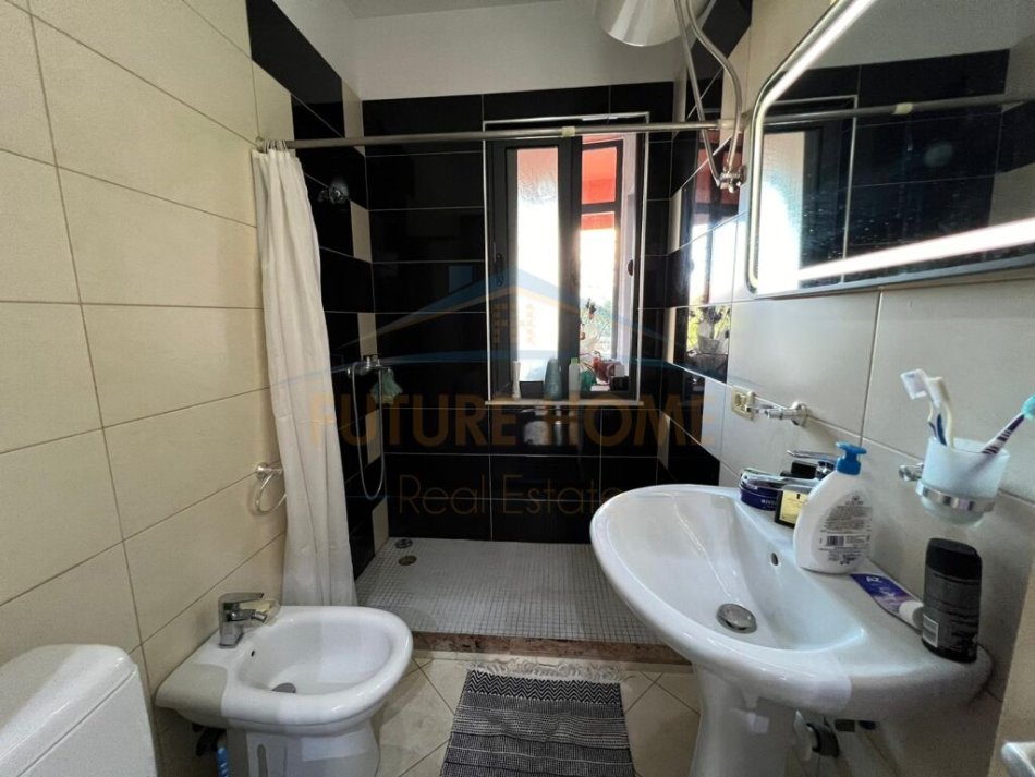 Tirane, jepet me qera apartament 1+1+Ballkon Kati 2, 73 m² 380 € (Unaza E Re)