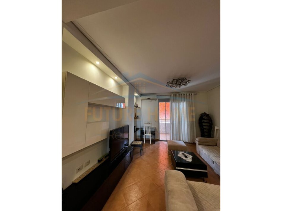 Tirane, jepet me qera apartament 2+1+Ballkon Kati 4, 107 m² 450 € (Fresku)