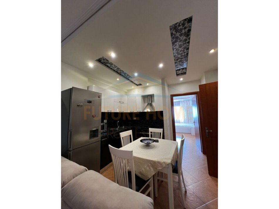 Tirane, jepet me qera apartament 2+1+Ballkon Kati 4, 107 m² 450 € (Fresku)