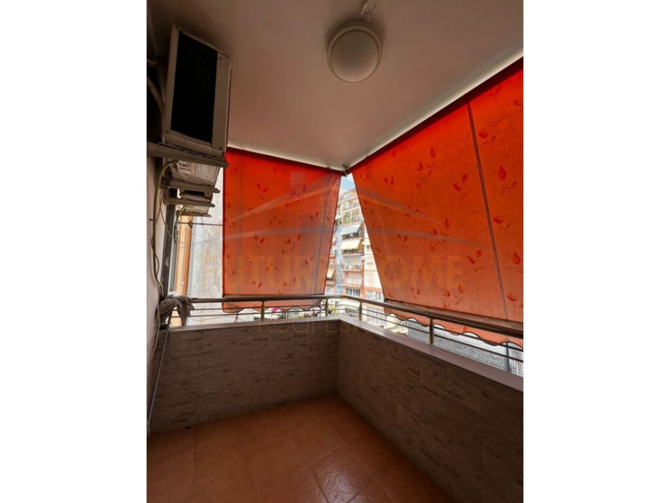 Tirane, jepet me qera apartament 2+1+Ballkon Kati 4, 107 m² 450 € (Fresku)