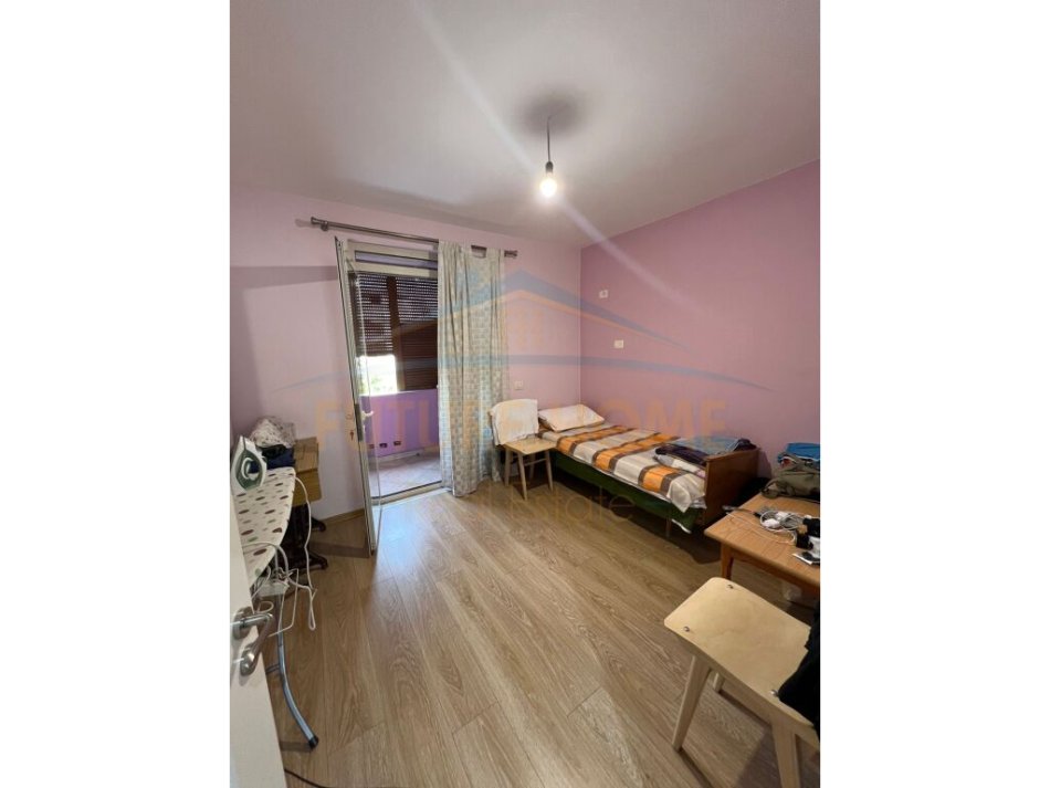 Tirane, shitet apartament 2+1+Ballkon Kati 4, 73 m² 115.000 € (Rruga Xhenfize Keko)
