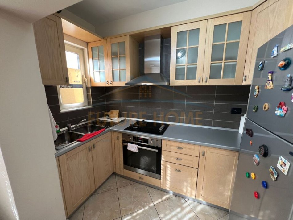 Tirane, shitet apartament 2+1+Ballkon Kati 4, 73 m² 115.000 € (Rruga Xhenfize Keko)