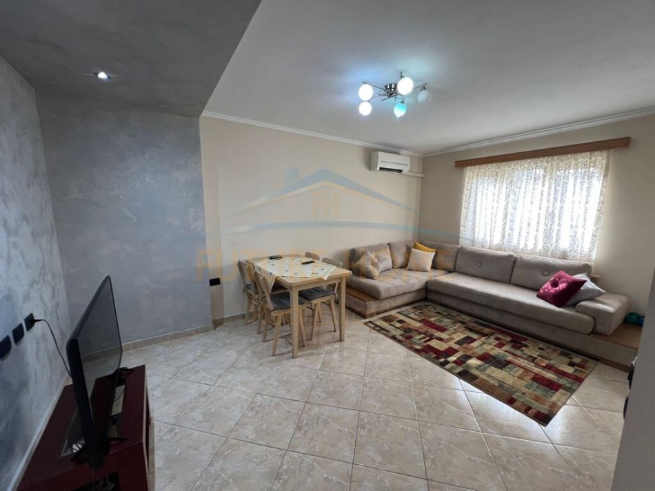 Tirane, shitet apartament 2+1+Ballkon Kati 4, 73 m² 115.000 € (Rruga Xhenfize Keko)