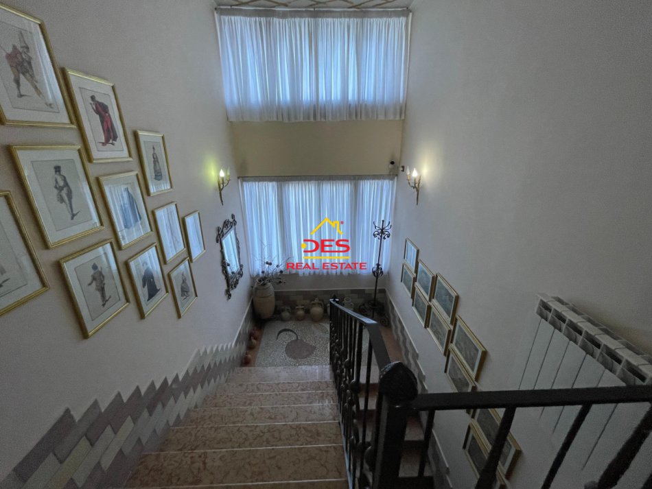 Vlore, shitet apartament+verande | Penthouse 3+1 Kati 9, 320 m² 335.000 € (Rruga Onufri)