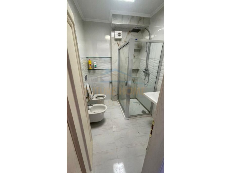 Qera, Ambient Biznesi, në Bllok, Tiranë. AREA38964