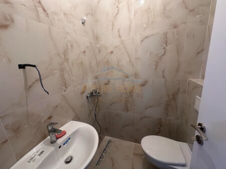 Tirane, jepet me qera ambjent biznesi Kati 1, 15 m² 300 € (Kompleksi Arlis, Rruga e Dibres, Tirane, AREA42232)