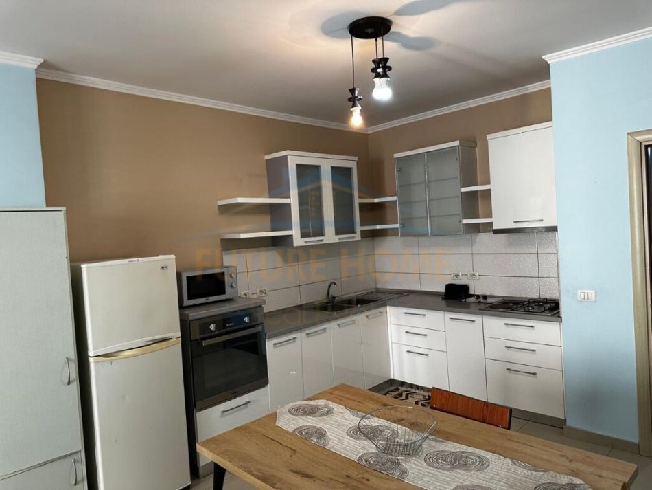 Tirane, jepet me qera apartament 2+1+Ballkon Kati 5, 98 m² 400 € (Yzberisht)