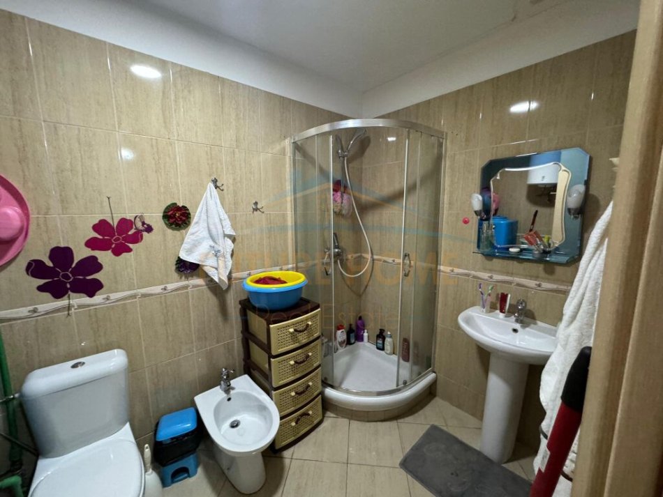 Tirane, shitet apartament 1+1+Ballkon Kati 3, 80 m² 90.000 € (Yzberisht)