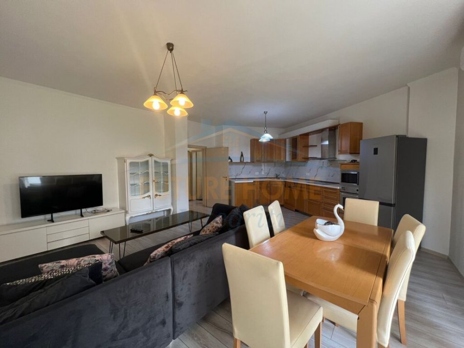 Tirane, shitet apartament 1+1+Ballkon Kati 2, 78 m² 200.000 € (Kopshti Zoologjik)