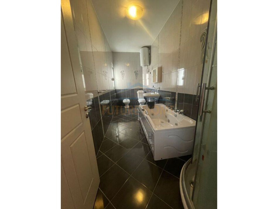 Tirane, jepet me qera apartament 2+1+Ballkon Kati 2, 180 m² 700 € (DON BOSKO)