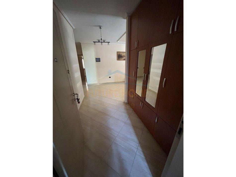 Tirane, jepet me qera apartament 3+1 Kati 2, 145 m² 500 € (Vilat Gjermane, Qytet Studenti,Tirane)