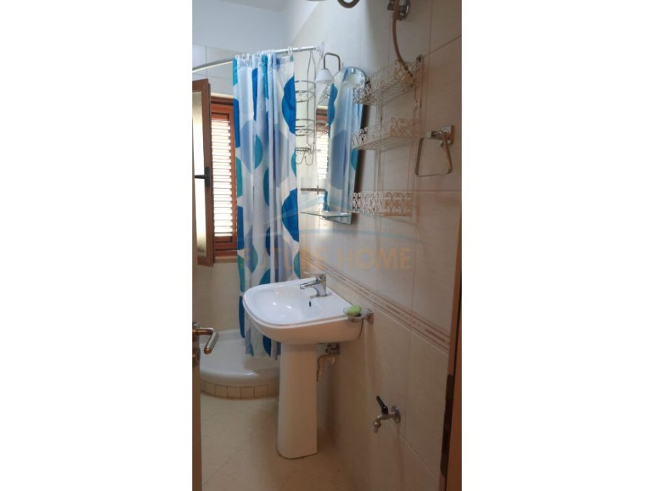 Tirane, jepet me qera apartament 3+1 Kati 2, 145 m² 500 € (Vilat Gjermane, Qytet Studenti,Tirane)