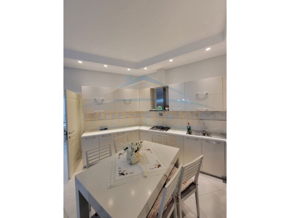 Tirane, jepet me qera Vile 4+1+Ballkon , 348 m² 800 € (Tufine)