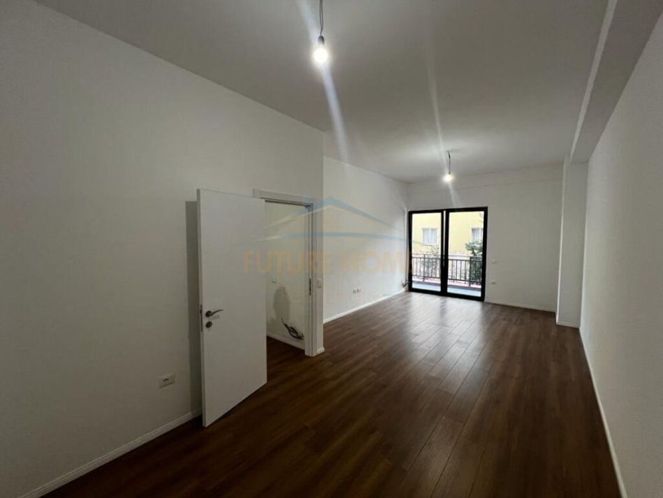 Tirane, jepet me qera apartament 2+1+Ballkon Kati 8, 116 m² 450 € (Kompleksi Arlis)