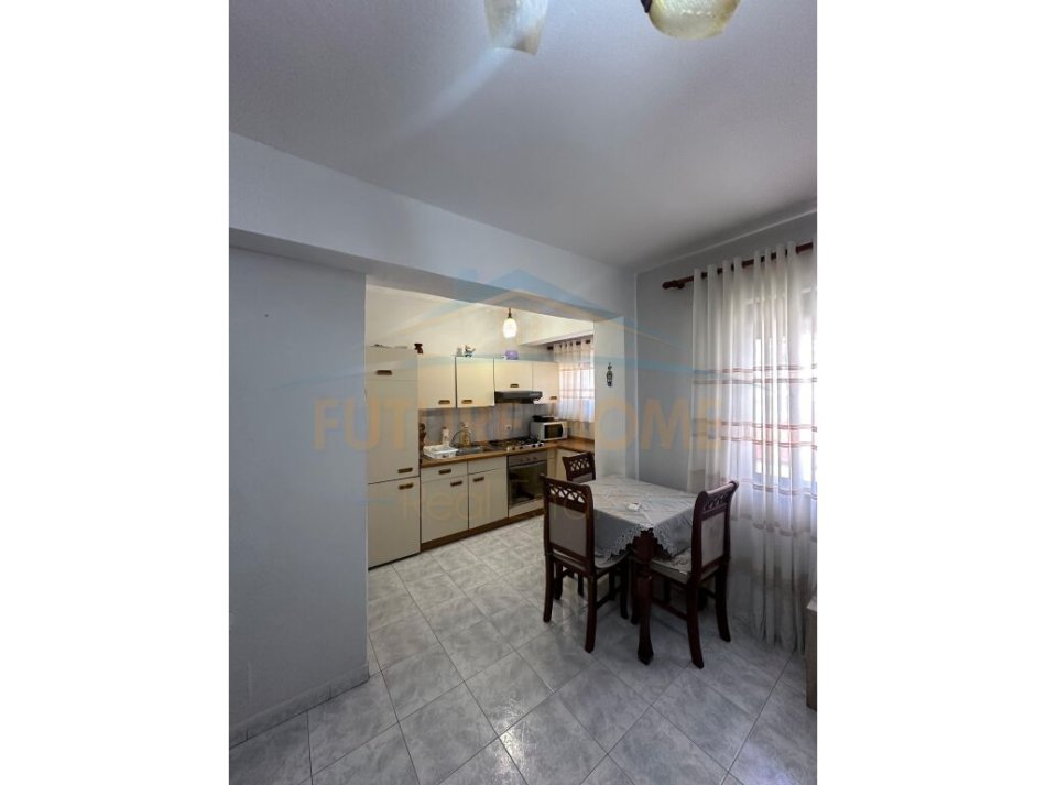 Durres, jepet me qera apartament 2+1+Aneks Kati 4, 80 m² 350 € (Prane Tatimeve , Durres)