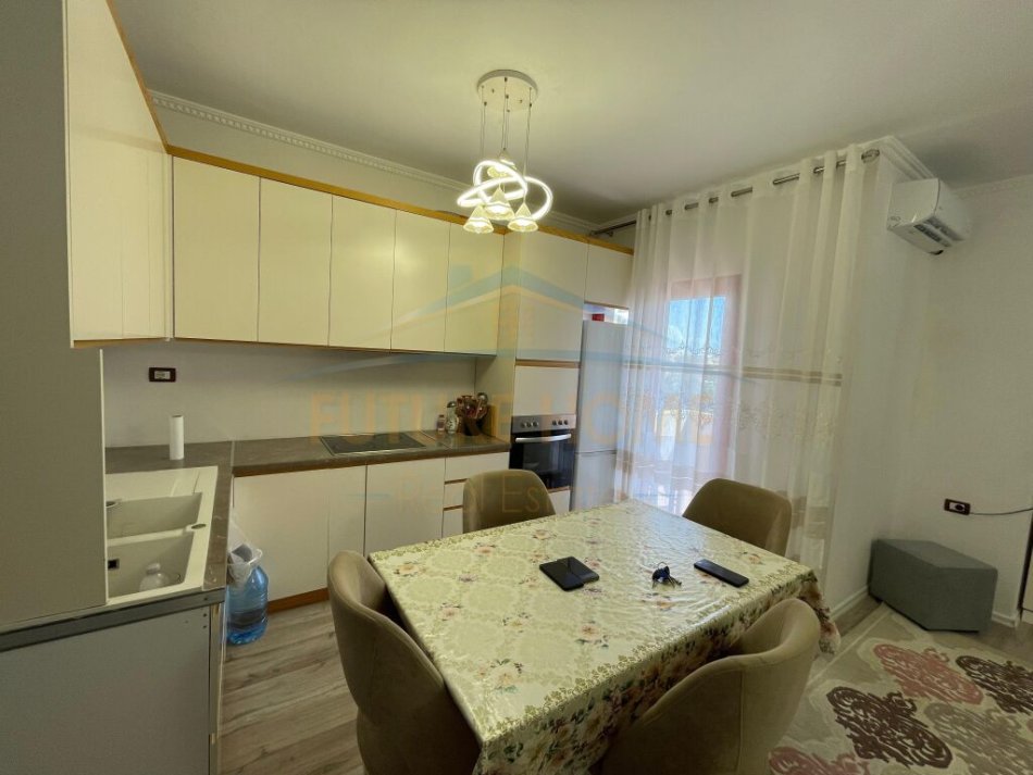 Durres Plazh, jepet me qera apartament 1+1+Aneks+Ballkon Kati 3, 72 m² 400 € (Pavarsia)