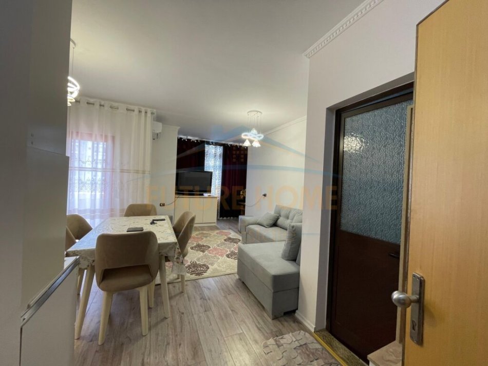 Durres Plazh, jepet me qera apartament 1+1+Aneks+Ballkon Kati 3, 72 m² 400 € (Pavarsia)
