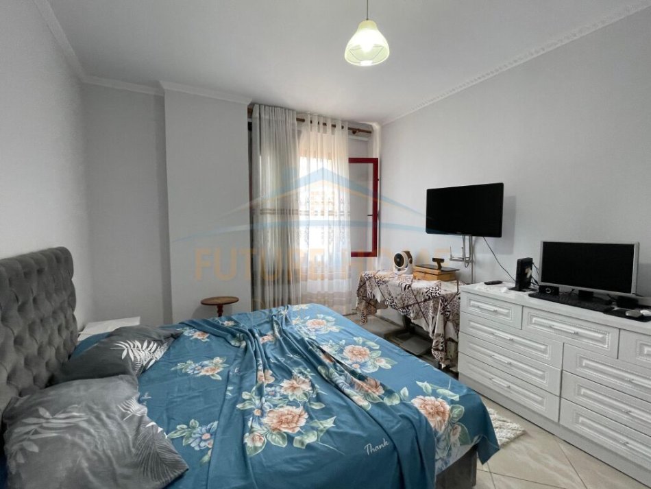 Durres Plazh, jepet me qera apartament 1+1+Aneks+Ballkon Kati 3, 72 m² 400 € (Pavarsia)