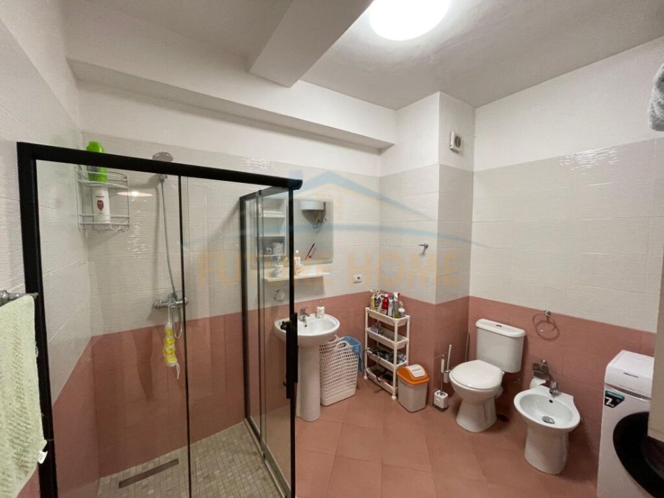 Tirane, jepet me qera apartament 1+1+Ballkon Kati 5, 500 € (Stacioni i Trenit)