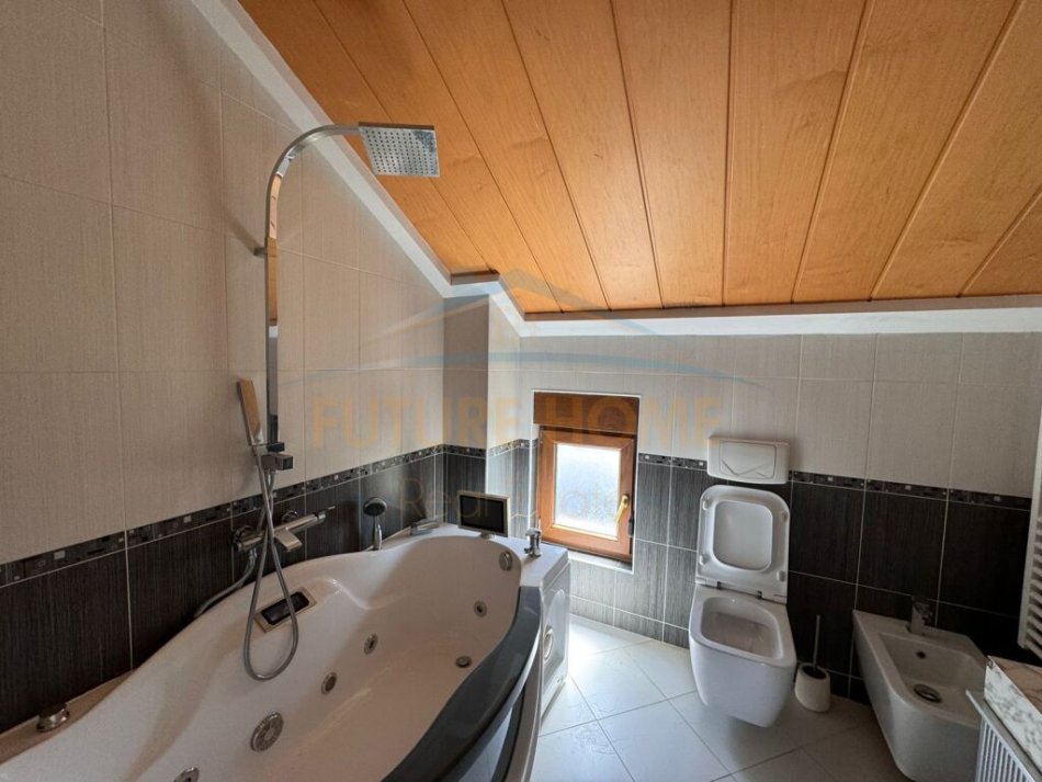 Tirane, jepet me qera Vile 3 Katshe Kati 3, 224 m² 3.000 € (Rezidenca Colombo 2)